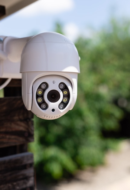 Câmera de vigilância ip cctv wi-fi em tecnologia de segurança doméstica de quintal