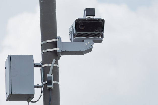 Câmera de violação de tráfego com radar para controle de velocidade de tráfego.