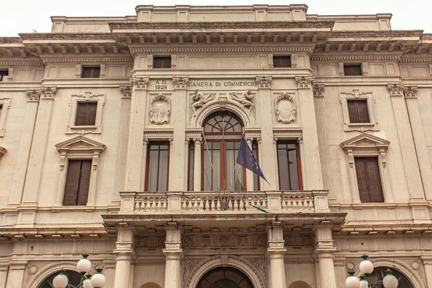 Camera di commercio detalle de la fachada del edificio en Ferrara en Italia