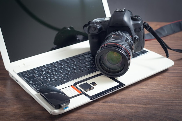 Câmera DSLR e laptop modernos