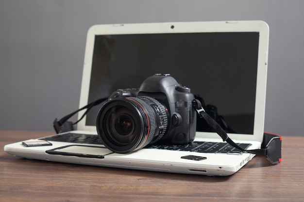 Câmera DSLR e laptop modernos