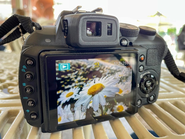 Câmera dslr em cima da mesa com fundo desfocado.