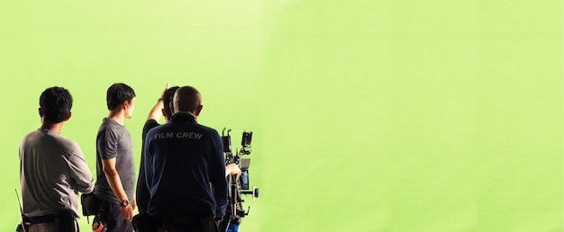 Câmera e estúdio com tela verde em vista panorâmica e homem trabalhando ou filmando ou gravando ou filmando.