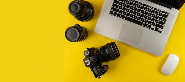 Câmera e laptop isolados em amarelo