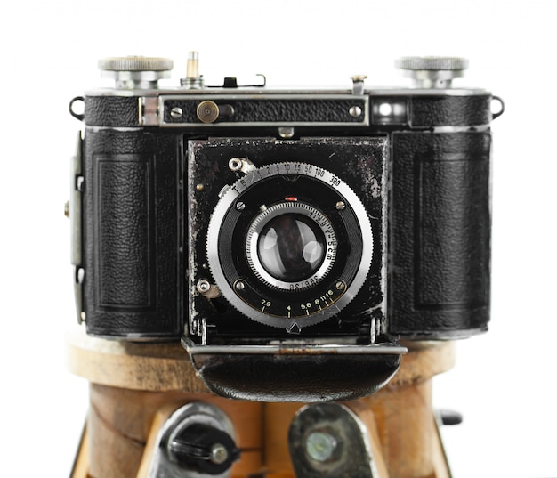 Câmera fotográfica antiga em um fundo branco