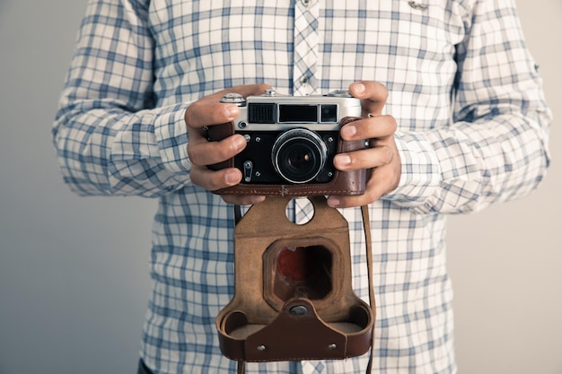 Câmera fotográfica de mão de homem