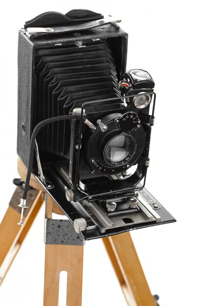 Câmera fotográfica mecânica velha, sobre um fundo branco