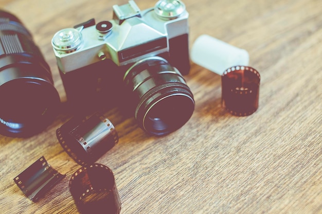 Câmera fotográfica retrô em uma mesa de madeira estilo vintage