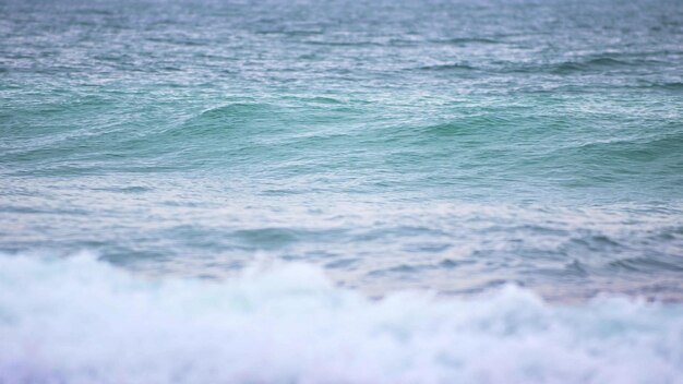 Câmera lenta da superfície da água do mar azul perturbada