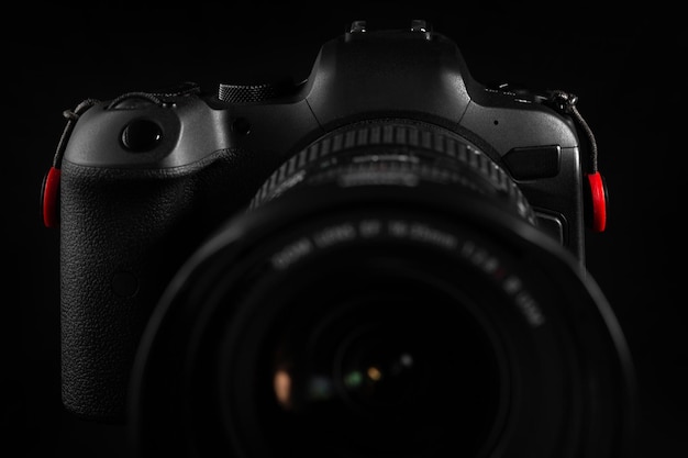 Câmera mirrorless ou dslr profissional com lente premium em fundo escuro