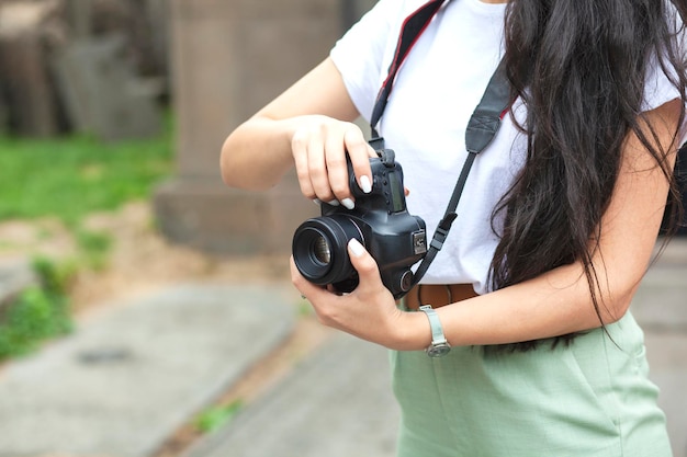 Câmera na mão de um fotógrafo