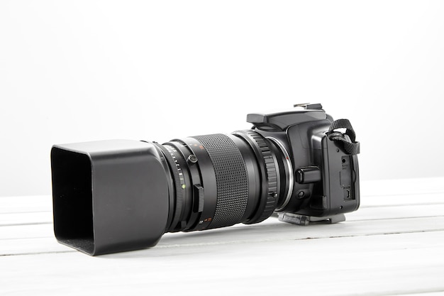 Câmera preta DSLR com lente tele