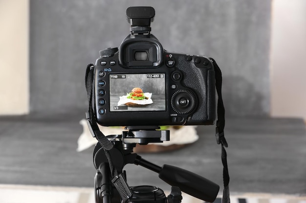 Câmera profissional em tripé enquanto fotografa comida