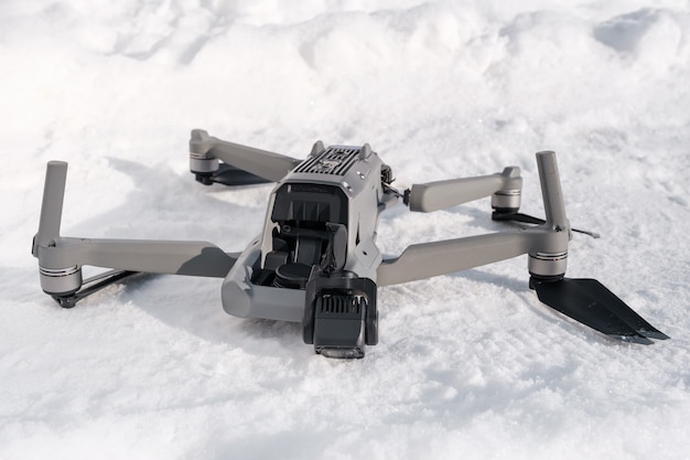 Câmera quebrada e braço do drone após acidente na neve no inverno