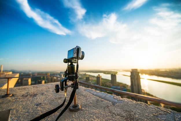 Câmera SLR em miniatura está filmando a famosa arquitetura antiga chinesa