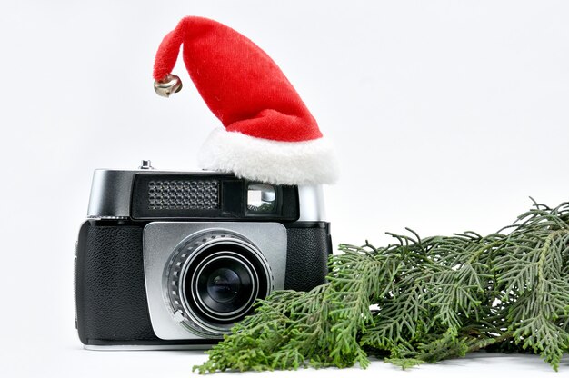 Câmera vintage cercada por uma árvore de natal e brinquedos em um espaço em branco isolado