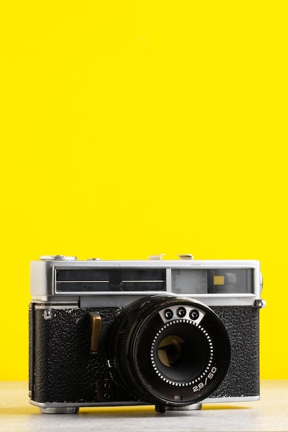 Câmera vintage em fundo amarelo com espaço para texto
