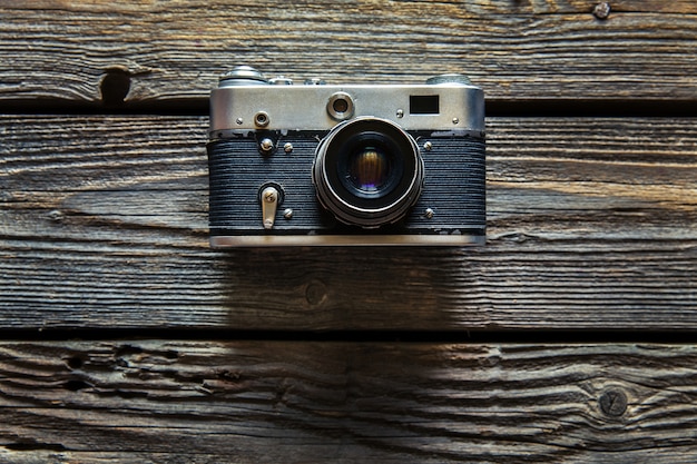 Câmera vintage em fundo de madeira