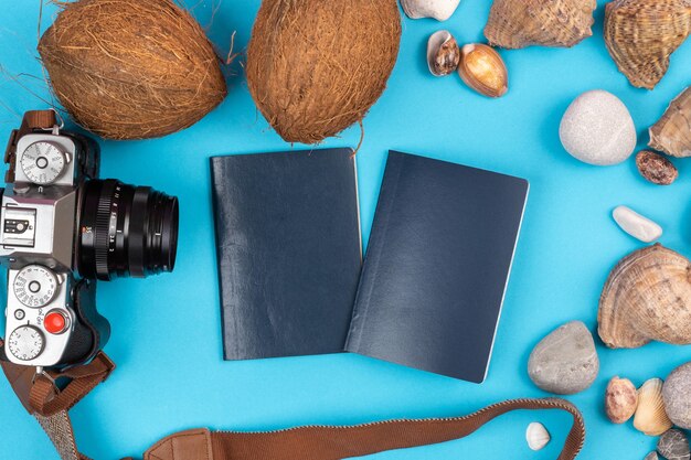 Cameracoconuts Schalen und Dokumente auf blauem HintergrundHintergrund für den Reisenden