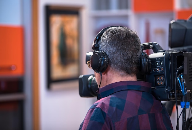 Cameraman cobrindo o evento com um vídeo