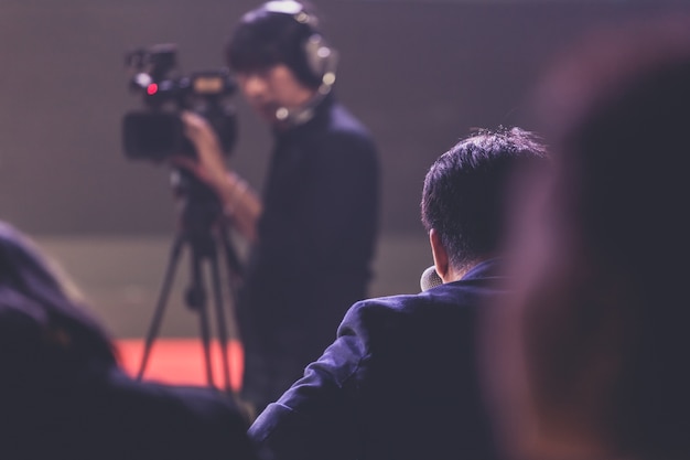 Cameraman em uma sala de seminários