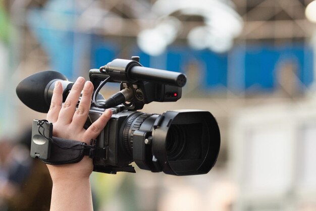 Foto cameraman segurando a câmera