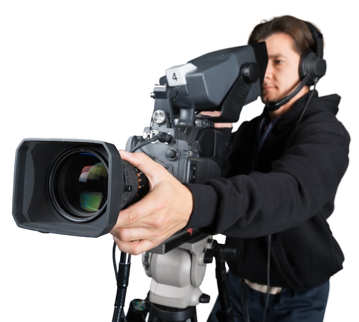 Foto cameraman trabalhando com câmera isolada no branco