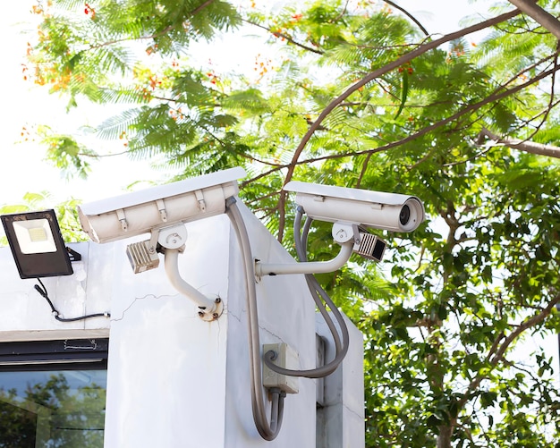 Câmeras de cftv instaladas fora do conceito de proteção de segurança do edifício.