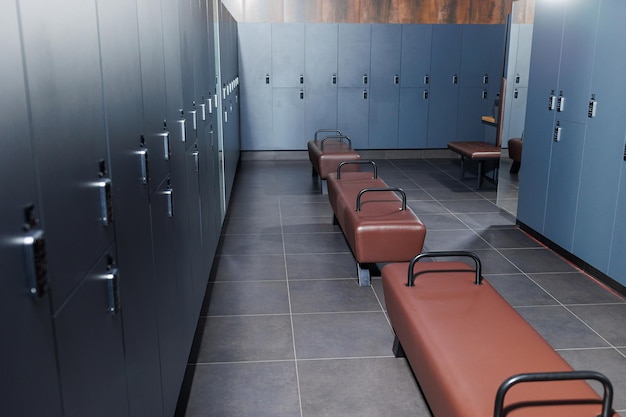 Un camerino moderno para que la gente se cambie antes de entrenar. Vestuario en el gimnasio