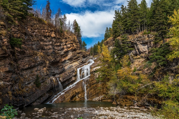 Cameron cae en la mañana del día soleado de otoño. Parque Nacional Waterton Lakes, Alberta, Canadá.