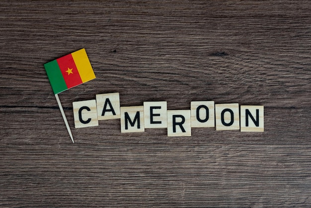 Camerún - palabra de madera con bandera camerunesa (letras de madera, cartel de madera)
