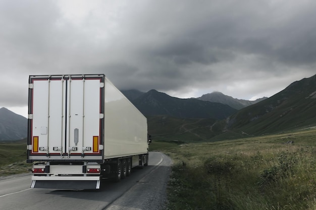 Foto camião a conduzir através de uma passagem de montanha