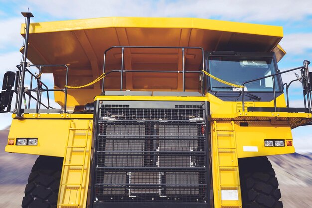 Foto camião amarelo contra o céu