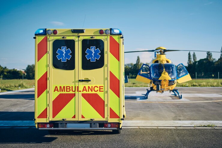Foto camião amarelo e helicóptero em pad contra o céu