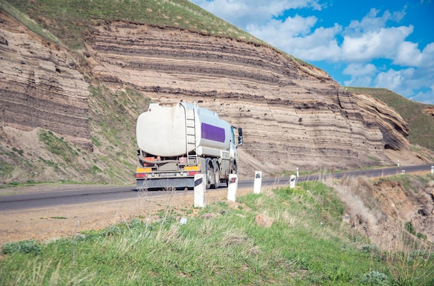 Camião na estrada reboque na estrada conceito logístico de transporte