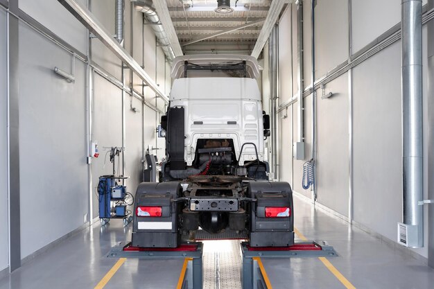 Foto camião num serviço de manutenção e reparação de camiões num grande serviço de garagem de automóveis
