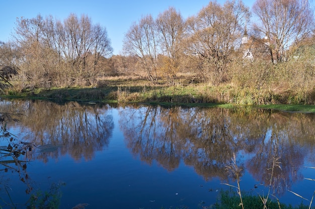 Camina por la orilla del río Snezhet