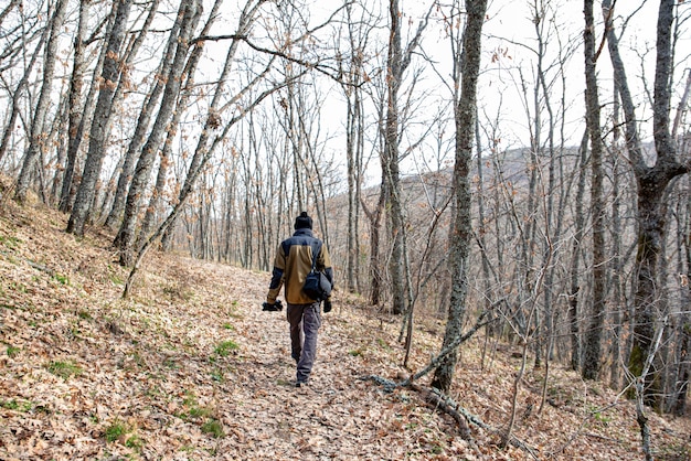 Caminando por el bosque en invierno