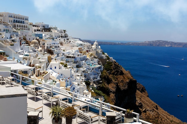 Caminando por las calles de Santorini en Grecia