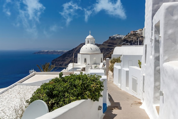 Caminando por las calles de Santorini en Grecia