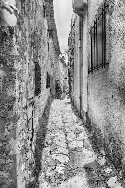 Caminando por las pintorescas calles de Saint-Paul-de-Vence, Cote d'Azur, Francia. Es una de las ciudades medievales más antiguas de la Riviera francesa.