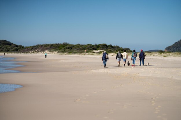 Caminando por la playa en australia