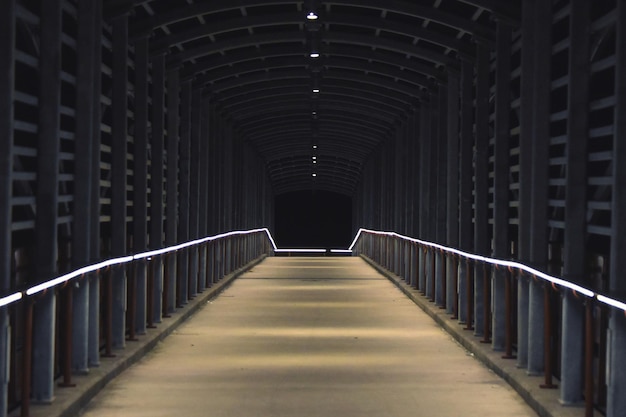 Caminando en un puente de paso