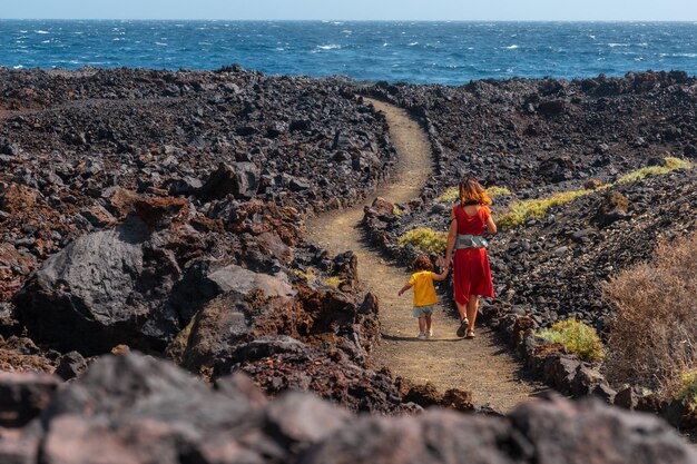 Caminando por la ruta volcánica en la localidad de Tamaduste, en la costa de la isla de El Hierro, Islas Canarias