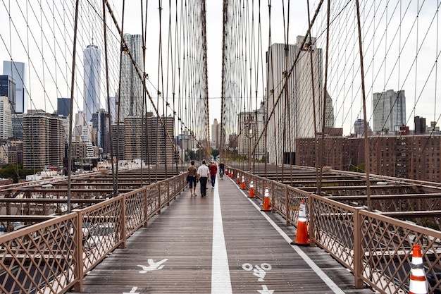 Foto caminando sobre el puente de brooklyn