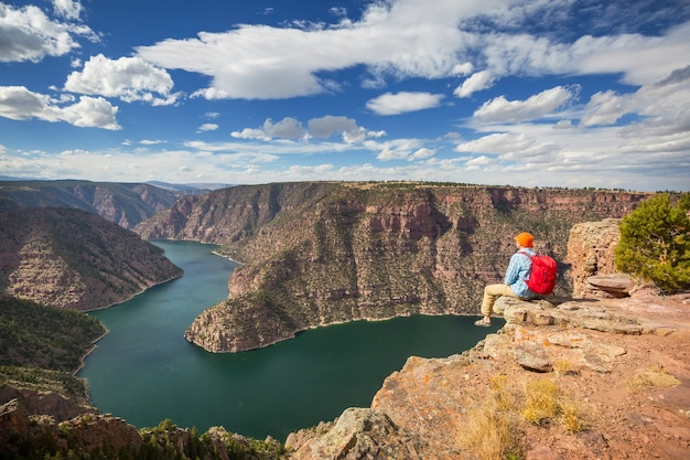 Caminante en el área recreativa de Flaming Gorge