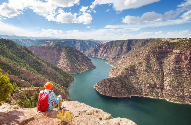 Caminante en el área recreativa de Flaming Gorge