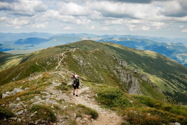 Caminante en la cima de las montañas de los Cárpatos. Concepto de estilo de vida deportivo de viaje.