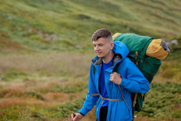 Caminante en la cima de las montañas de los Cárpatos