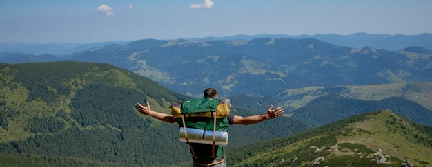 Caminante en la cima de las montañas